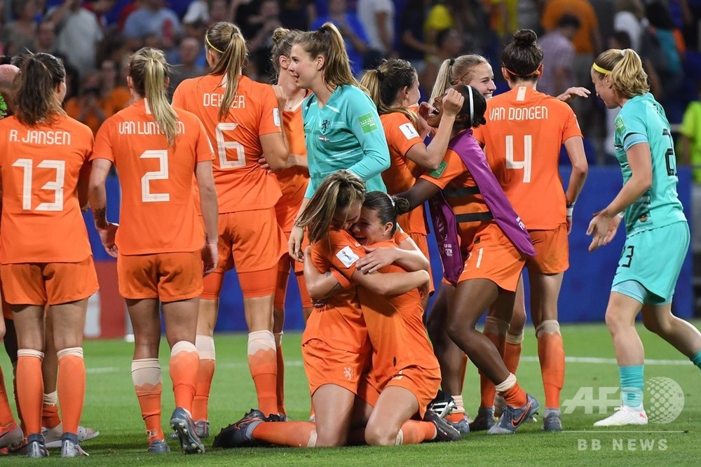 オランダが初の女子W杯決勝進出、元柔道家のMFが決勝ゴール 写真12枚