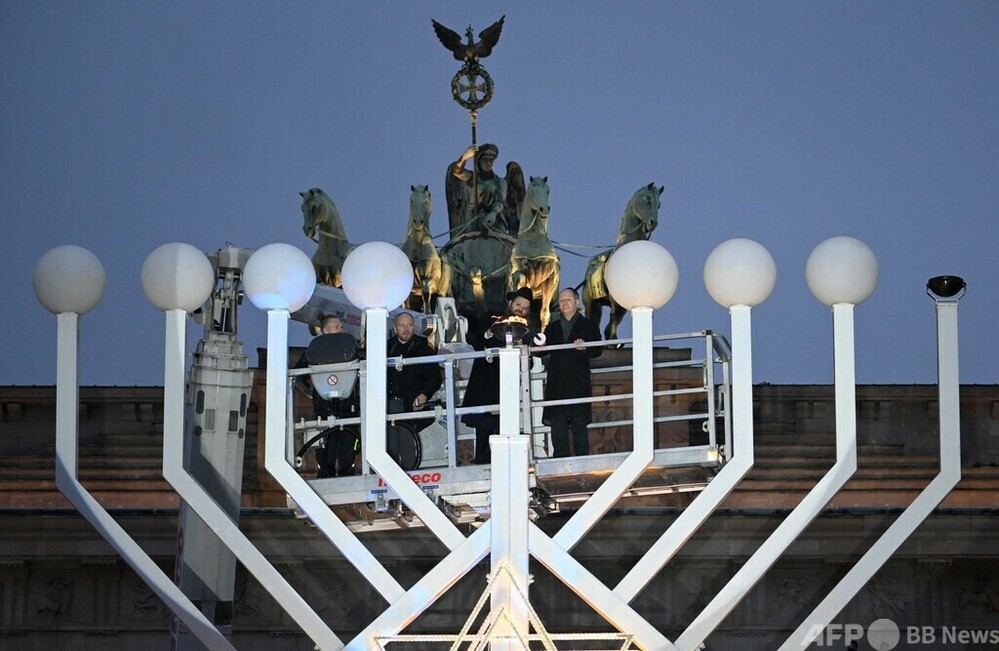 ショルツ氏、ユダヤ教の祭り「ハヌカ」で献灯 独首相で初 写真9枚 国際