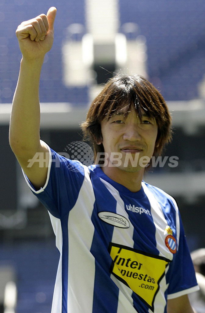 エスパニョール 中村俊輔の入団会見 写真15枚 ファッション