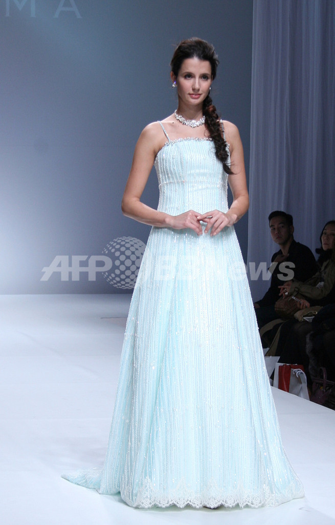 アンテプリマ、ウエディングドレスのデビューコレクションを発表