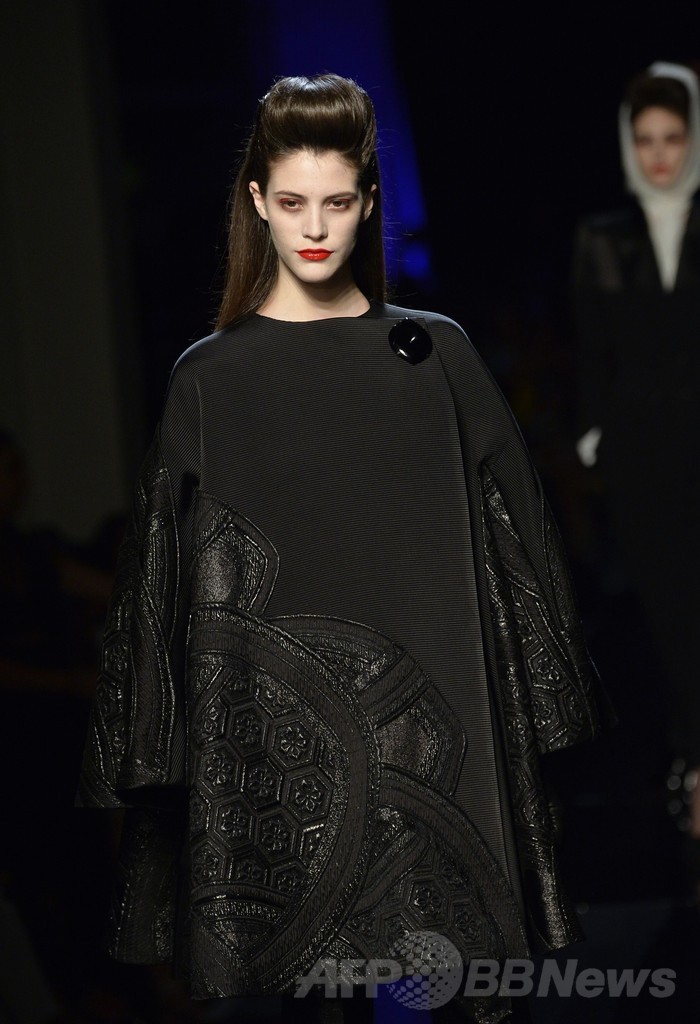 「ひげ面の女装歌手」も登場、J.P.ゴルチエ14/15年秋冬オートクチュール