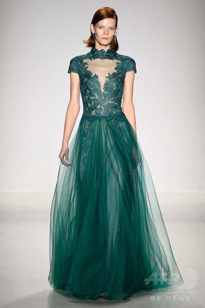 「飛ぶ美しさ」を表現、「タダシ ショージ」15/16年秋冬