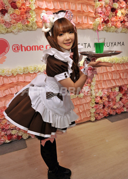 丸山敬太、メイドカフェの制服をデザイン