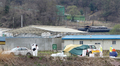 韓国・忠州（Chungju）特別市の農場で作業をする保健当局者（2010年4月22日撮影）。(c)AFP/KIM JAE-HWAN