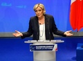 フランス北部リールで開かれた極右政党「国民戦線（FN）」の党大会で演説するマリーヌ・ルペン党首（2018年3月11日撮影）。(c)AFP PHOTO / PHILIPPE HUGUEN
