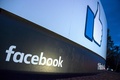 米カリフォルニア州にあるフェイスブック本社入り口の看板（2018年3月21日撮影）。(c)AFP PHOTO / JOSH EDELSON