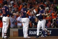 22MLB、ア・リーグ優勝決定シリーズ（7回戦制）、ヒューストン・アストロズ対ニューヨーク・ヤンキース。3回に3点本塁打を放ち、チームメートと喜ぶヒューストン・アストロズのアレックス・ブレグマン（右、2022年10月20日撮影）。(c)Tom Pennington/Getty Images/AFP