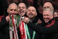 サッカーイングランド・フットボールリーグカップ決勝、マンチェスター・ユナイテッド対ニューカッスル・ユナイテッド。トロフィーを手に、コーチングスタッフとともに喜ぶマンチェスター・ユナイテッドのエリック・テン・ハーフ監督（中央、2023年2月26日撮影）。(c)Glyn KIRK/ AFP