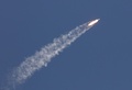 米フロリダ州ケープカナベラルのケネディ宇宙センターから打ち上げられた、航空宇宙局（NASA）の探査機「エウロパ・クリッパー」を搭載したスペースX社のロケット「ファルコン9」（2024年10月14日撮影）。(c)Gregg Newton / AFP