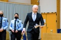 ノルウェー・シーエン刑務所の体育館に特設された法廷で、仮釈放審理に臨むアンネシュ・ベーリング・ブレイビク受刑者（2022年1月19日撮影）。(c)Ole Berg-Rusten / NTB / AFP