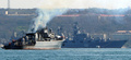 クリミア半島セバストポリの港に停泊したロシアのミサイル巡洋艦「モスクワ」（右、2014年3月30日撮影）。(c)AFP