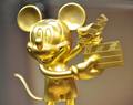 ウォルト・ディズニー（Walt Disney）の『ナショナル・トレジャー 2（National Treasure 2）』DVD発売を記念して都内で披露された純金のミッキー・マウス（Mickey Mouse、2008年4月23日撮影）。(c)AFP/Yoshikazu TSUNO