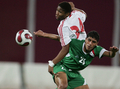 ボールを競り合って互いに交錯するUAEの%%Sbait Khater%%（上）とイラクの%%Ahmed Abed Ali%%。(c)AFP/KARIM SAHIB