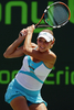 ダブルハンドで応戦するエレナ・ベスニナ。(c)AFP/Getty Images/Clive Brunskill