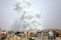 シリア・ラッカで有志連合軍が空爆した後に上がった煙（2017年7月28日）。(c)AFP/DELIL SOULEIMAN