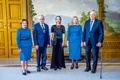 ノルウェー・オスロで、ハラルド5世国王（右）、ソニア王妃（左）と記念撮影に臨むロシアの人権団体「メモリアル」のヤン・ラチンスキー代表（左から2人目）、ウクライナの人権団体「市民自由センター」のオレクサンドラ・マトイチュク代表（中央）、ベラルーシの人権活動家アレシ・ビャリャツキ氏の妻ナタリア・ピンチュク氏（左から4人目、2022年12月10日撮影）。(c)Lise erud / NTB / AFP