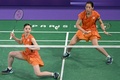 パリ五輪、バドミントン女子ダブルス準々決勝。試合に臨む松山奈未（右）/志田千陽組（2024年8月1日撮影）。(c)ARUN SANKAR / AFP