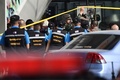 銃を乱射した男が立てこもっていたタイ東北部ナコンラチャシマ市のショッピングモール「ターミナル21」に入ろうとする鑑識員ら（2020年2月9日撮影）。(c)Lillian SUWANRUMPHA / AFP