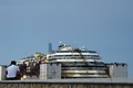 イタリア中部ジリオ（Giglio）島沖で、浮上した豪華客船コスタ・コンコルディア（Costa Concordia）号（2014年7月20日撮影）。(c)AFP/TIZIANA FABI