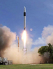 米民間宇宙関連企業のスペースX（SpaceX、Space Exploration Technologies）が公開した、マーシャル諸島・クエゼリン環礁のオメレク島（Omelek Island）にある打ち上げ基地から打ち上げられる同社製液体燃料ロケット「ファルコン1（Falcon 1）」（2008年9月28日撮影）。(c)AFP/SPACEX