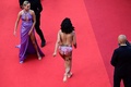 仏カンヌ国際映画祭のレッドカーペットに裸で乱入し抗議する女性（2022年5月20日撮影）。(c)Antonin THUILLIER / AFP