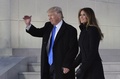 米首都ワシントンのリンカーン記念館で就任記念行事に出席したドナルド・トランプ次期大統領とメラニア夫人（2017年1月19日撮影）。(c)AFP/MANDEL NGAN