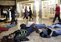 米ミズーリ（Missouri）州セントルイス（St Louis）のショッピングモール「セントルイス・ガレリア（St Louis Galleria）」で、白人警官が黒人青年マイケル・ブラウン（Michael Brown）さんを射殺した事件をめぐる抗議行動として「ブラックフライデー（Black Friday）」のボイコットを訴え、一斉に床に寝そべるデモ参加者ら（2014年11月28日撮影）。(c)AFP/Getty Images/Joshua Lott
