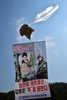 韓国と北朝鮮を隔てる非武装地帯（DMZ）近くの韓国・坡州市で活動家が飛ばした、北朝鮮政府に批判的なビラを詰めた巨大な風船（2016年3月26日撮影、資料写真）。(c)JUNG YEON-JE / AFP