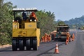 ブラジル・パラ州を通る幹線道路BR163号線での舗装工事（2019年9月14日撮影）。(c)NELSON ALMEIDA / AFP