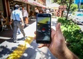 トルコの首都アンカラで「ポケモンGO」に興じる人。アナトリア通信提供（2016年7月13日撮影）。(c)Anadolu Agency/Erçin Top