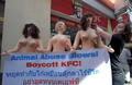 タイ・バンコク（Bangkok）の米ファーストフード大手「ケンタッキーフライドチキン（Kentucky Fried Chicken、KFC）」店舗前で、セックス人形を使って抗議する国際動物愛護団体「動物の倫理的扱いを求める人々の会（People for the Ethical Treatment of Animals、PETA）」のメンバー（2009年1月8日撮影）。(c)AFP/PORNCHAI KITTIWONGSAKUL