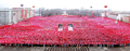 北朝鮮の朝鮮中央通信（Korean Central News Agency、KCNA）が配信した、同国咸鏡南（South Hamgyong）道咸興（Hamhung）にある2・8ビナロン連合企業所（February 8&apos; Vinalon Complex）の工場の落成を祝う市民集会に出席した人びと（2010年3月7日配信）。(c)AFP/KCNA via KNS