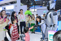 第5回消博会の会場でロボットと交流する子ども（2025年4月13日撮影、資料写真）。(c)CNS/駱雲飛