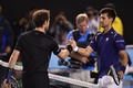 全豪オープンテニス、男子シングルス決勝。試合後に健闘をたたえ合うアンディ・マレー（左）とノバク・ジョコビッチ（2016年1月31日撮影）。(c)AFP/PETER PARKS