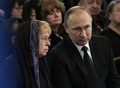 ロシアの首都モスクワの外務省で行われた、アンドレイ・カルロフ駐トルコ大使の追悼式典に出席し、同大使の妻と言葉を交わすウラジーミル・プーチン大統領（2016年12月22日撮影）。(c)AFP/SPUTNIK/ALEXEI NIKOLSKY