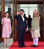 インド・アーメダバード（Ahmedabad）に到着し、カメラに向かって手を振るナレンドラ・モディ（Narendra Modi）インド首相（右）、中国の習近平（Xi Jinping）国家主席（中央）、彭麗媛（Peng Liyuan）中国国家主席夫人（左、2014年9月17日グジャラート州情報局提供）。(c)AFP/Gujarat Information Bureau