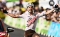 ツール・ド・フランス第9ステージ（エーグルからシャテルレポルトデュソレイユ、192.9キロメートル）。ステージ優勝を喜ぶアージェードゥーゼル・シトロエン・チームのボブ・ユンゲルス（2022年7月10日撮影）。(c)Marco BERTORELLO / AFP