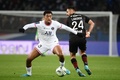 21-22フランス・リーグ1第24節、パリ・サンジェルマン対レンヌ。相手選手とボールを競るパリ・サンジェルマンのプレスネル・キンペンベ（左、2022年2月11日撮影）。(c)FRANCK FIFE / AFP