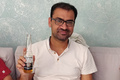 インド・ムンバイの自宅で、コロナビールを手に写真撮影に応じるコビッド・カプールさん（撮影日不明、2022年1月7日公開）。(c)AFP PHOTO / Handout