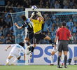 サッカーAFCチャンピオンズリーグ2009（%%AFC Champions League 2009%%）1次リーグH組、川崎フロンターレ（%%Kawasaki Frontale%%）対浦項スティーラース（%%Pohang Steelers%%）。試合は0-2で川崎が敗れ、同組2位での決勝トーナメント進出となった。勝った浦項が同組1位で決勝トーナメントに進んだ。写真は浦項の申和容（%%Shin Hwa-yong%%、シン ファヨン）とボールを競る川崎の菊地光将（%%Kosuke Kikuchi%%、中央左）。（2009年5月19日撮影）(c)AFP/Toru YAMANAKA