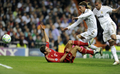 サッカー欧州チャンピオンズリーグ2011-12（UEFA Champions League 2011-12）は25日、準決勝第2戦が行われ、バイエルン・ミュンヘン（Bayern Munich）が2試合合計スコアを3-3として迎えたペナルティーキック（PK）戦でレアル・マドリード（Real Madrid）に3-1で勝利し、決勝進出を決めた。

ペナルティーエリア内でレアル・マドリードのペペ（Pepe、右）からファウルを受け、ペナルティーキック（PK）を獲得するバイエルン・ミュンヘンのマリオ・ゴメス（Mario Gomez、左、2012年4月25日撮影）。(c)AFP/PIERRE-PHILIPPE MARCOU