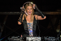 パリス・ヒルトン（Paris Hilton）が23日、ブラジル・サンパウロ（Sao Paulo）で開かれたポップ・ミュージック・フェスティバル（Pop Music Festival）でＤＪプレイを披露した（2012年6月23日撮影）。(c)AFP/Yasuyoshi CHIBA