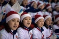 平昌冬季五輪、アイスホッケー女子予選ラウンド、スウェーデン対南北合同チーム。チームを応援する北朝鮮の「美女応援団」（2018年2月12日撮影）。(c)AFP PHOTO/Ed JONES