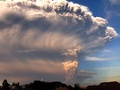 チリ南部プエルトバラスから撮影した、噴煙を上げるカルブコ火山（2015年4月22日撮影）。AFP/AGENCIA UNO - GIAN REPETTO