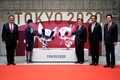 東京五輪まで100日となる中、都庁で大会マスコット像の設置式に出席した日本オリンピック委員会の山下泰裕会長（左）や東京都の小池百合子知事（左から2人目）ら（2021年4月14日撮影）。(c)Eugene Hoshiko / POOL/ AFP