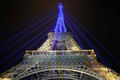 仏パリで、ロシアのウクライナ侵攻開始から1年を翌日に控え、ウクライナ国旗色にライトアップされたエッフェル塔（2023年2月23日撮影）。(c)Ludovic MARIN / AFP