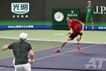 男子テニス、上海マスターズ、シングルス3回戦。リターンを打つダニール・メドベージェフ（2024年10月6日撮影）。(c)Hector RETAMAL/ AFP