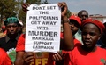 南アフリカ・プレトリア（Pretoria）の政府庁舎前で、マリカナ（Marikana）鉱山のストの生存者に政府が資金援助するよう求めてデモ行進する鉱山労働者ら（2013年9月12日撮影）。(c)AFP/ALEXANDER JOE
