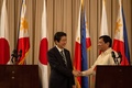 フィリピンの首都マニラにある大統領宮殿で共同記者会見に臨む安倍首相（左）とロドリゴ・ドゥテルテ比大統領（2017年1月12日撮影）。(c)AFP/NOEL CELIS