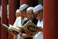 中国東部・山東（Shandong）省タン城（Tancheng）県のモスクで、イスラム教の聖典コーランを読むイスラム教徒たち（2014年6月30日撮影、資料写真）。(c)AFP